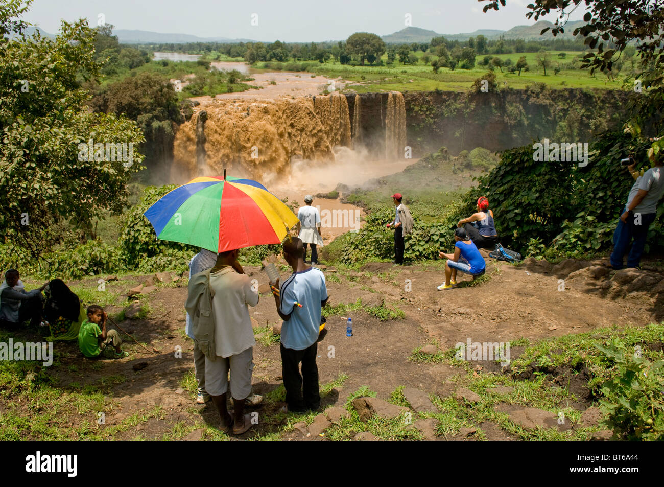 Les chutes du Nil bleu avec un parapluie coloré, horizontal, de l'éthiopie Banque D'Images