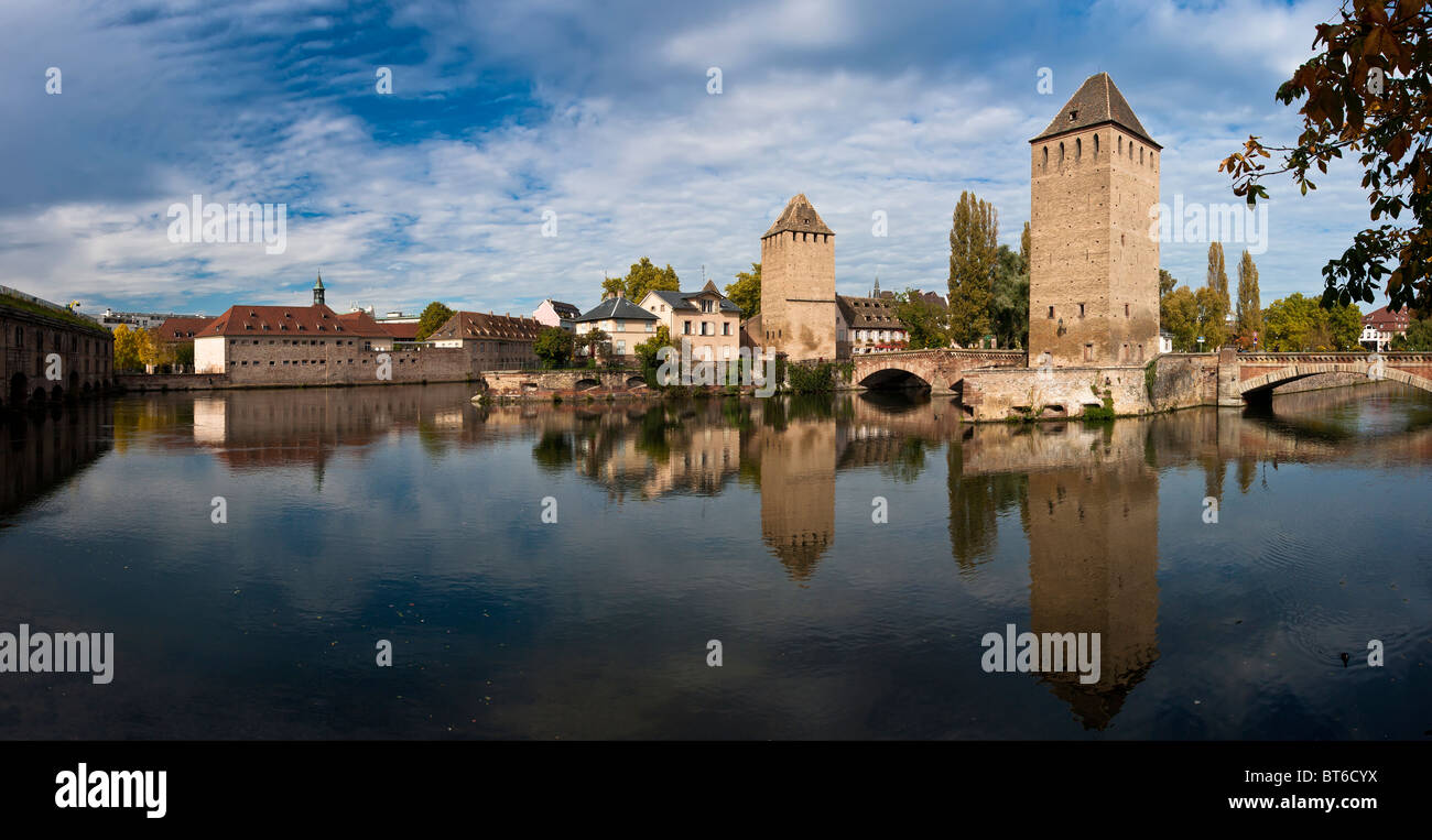 Ponts Couverts médiévaux et leur réflexion à l'extérieur de la Petite France à Strasbourg, Alsace, France, Europe Banque D'Images