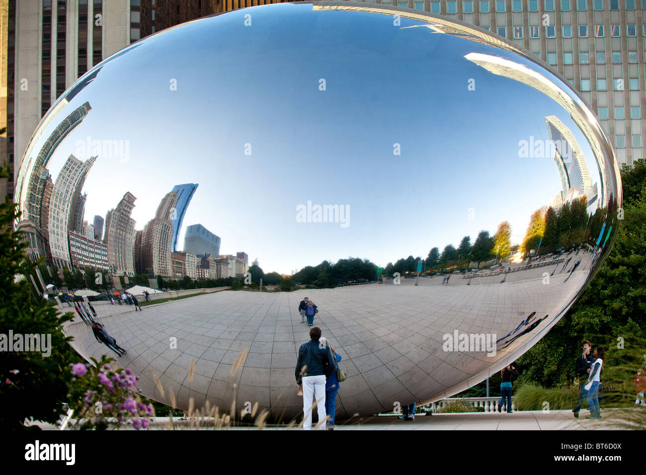 Cloud Gate sait également que le bean dans le Millennium Park de Chicago à Chicago, IL, USA. Le travail est la création artiste Anish Kapoor. Banque D'Images