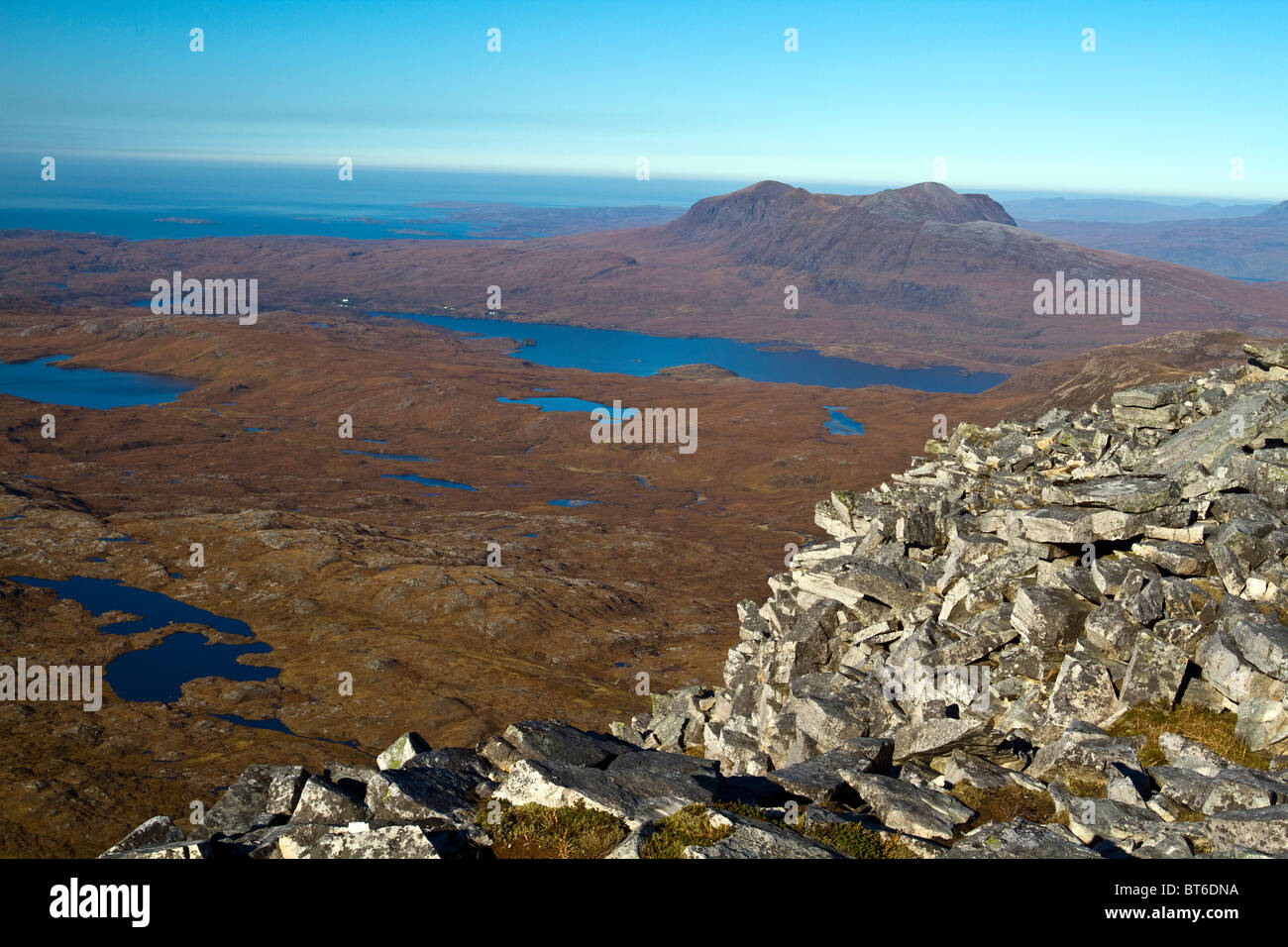 La vue depuis le sommet de Canisp regardant Quinag et l'Inverpolly réserve naturelle. Banque D'Images