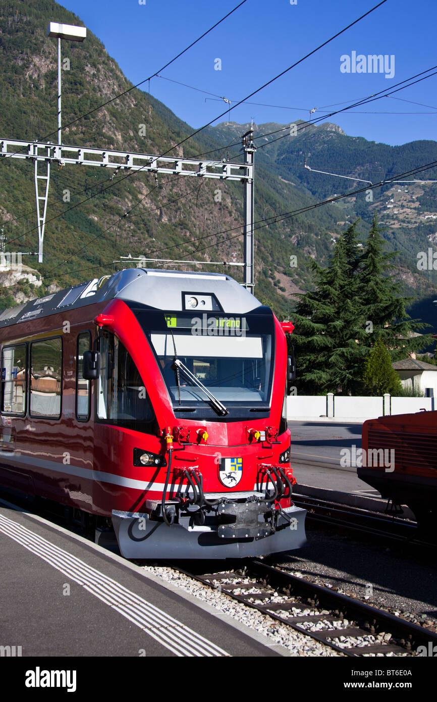 Chemin de fer rhétique Rhätische Bahn ligne de train au patrimoine mondial de l'UNESCO, Bernina, Grisons, Suisse Banque D'Images