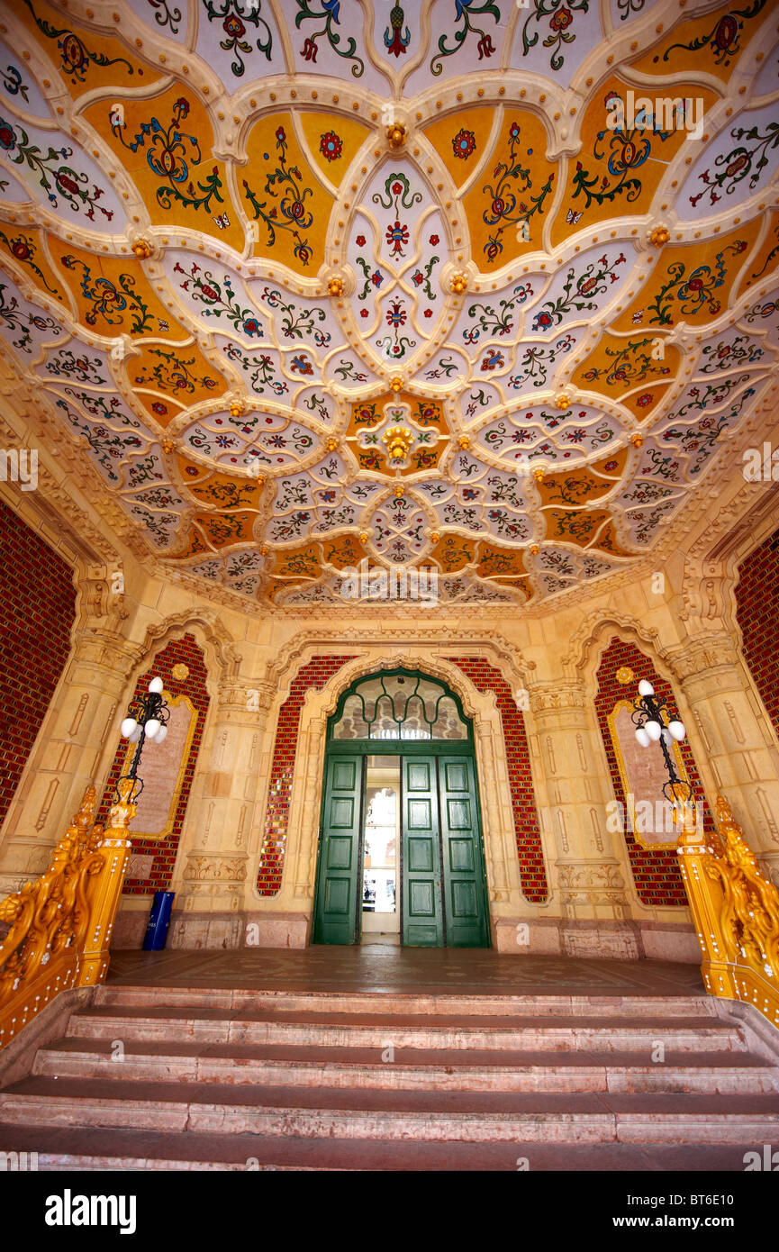 Le hall d'entrée de l'Art Nouveau Musée d'Arts Appliqués avec des carreaux en céramique Zolnay & rambardes. Budapest Hongrie Banque D'Images