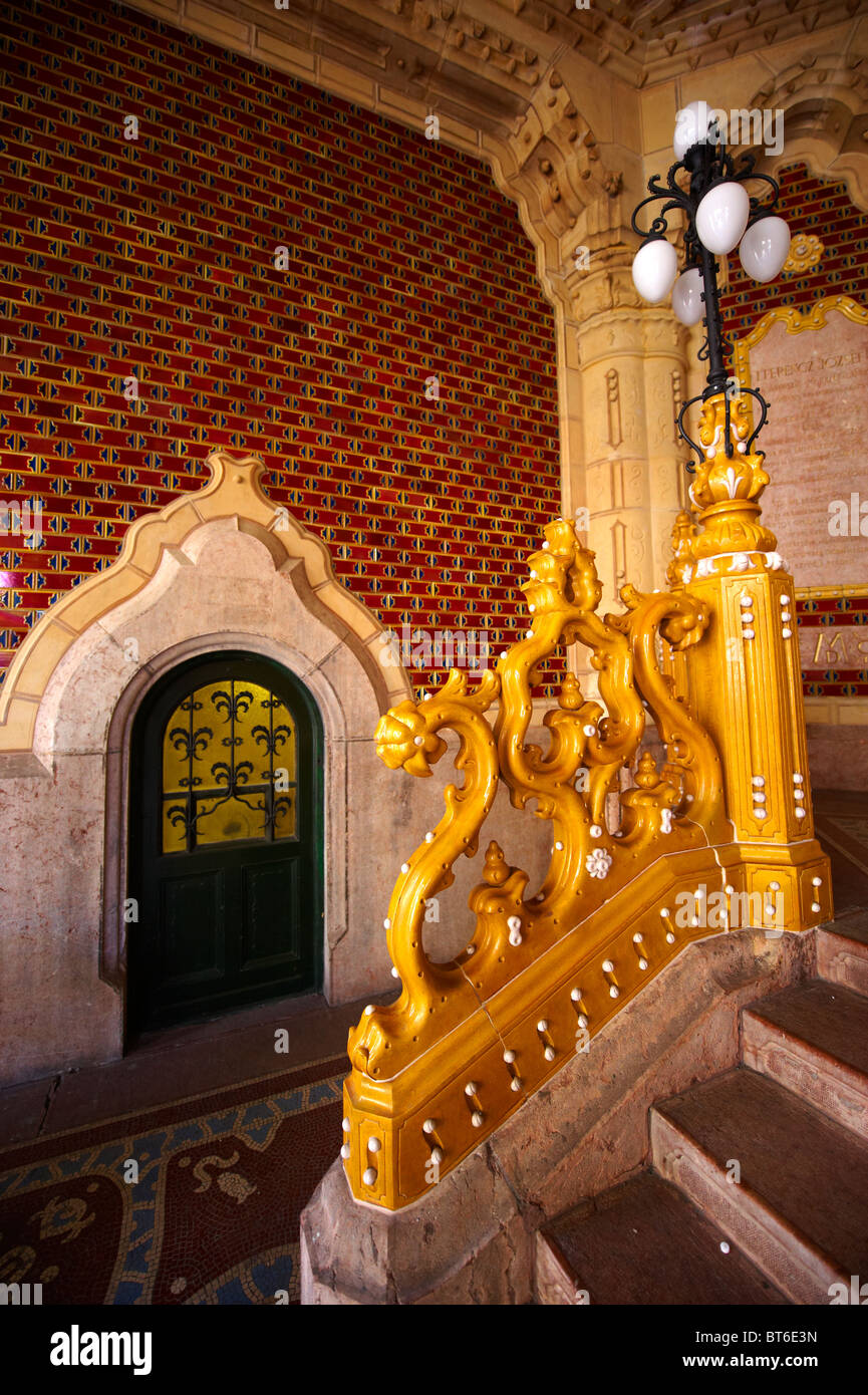 Le hall d'entrée de l'Art Nouveau Musée d'Arts Appliqués avec des carreaux en céramique Zolnay & rambardes. Budapest Hongrie Banque D'Images
