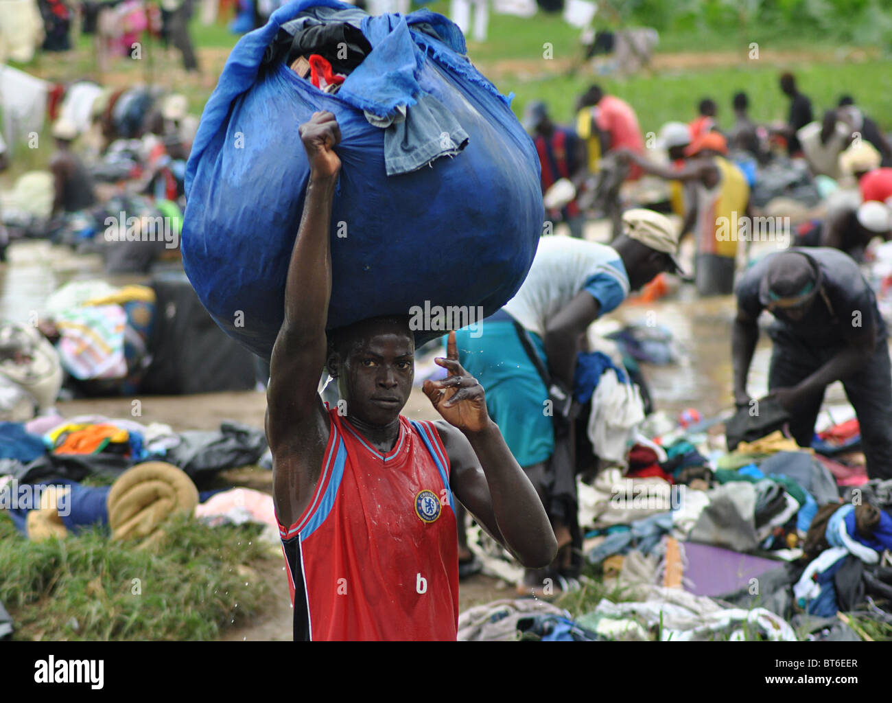 Service de blanchisserie extérieur à Abidjan, Côte d'Ivoire, Afrique de l'Ouest Banque D'Images