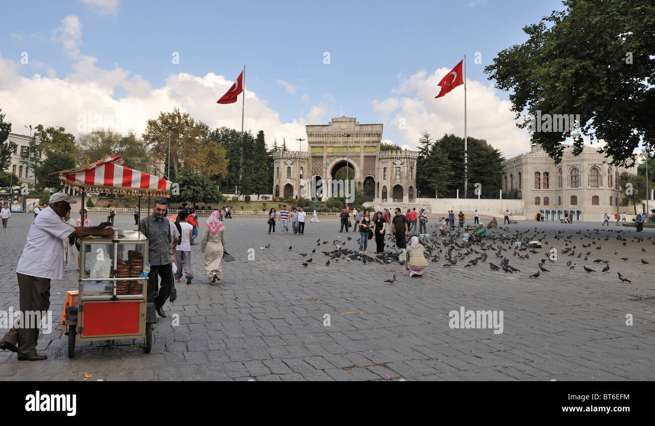 Entrée de l'Université d'İstanbul, Place Beyazit, Istanbul, Turquie 100915 35895  Banque D'Images