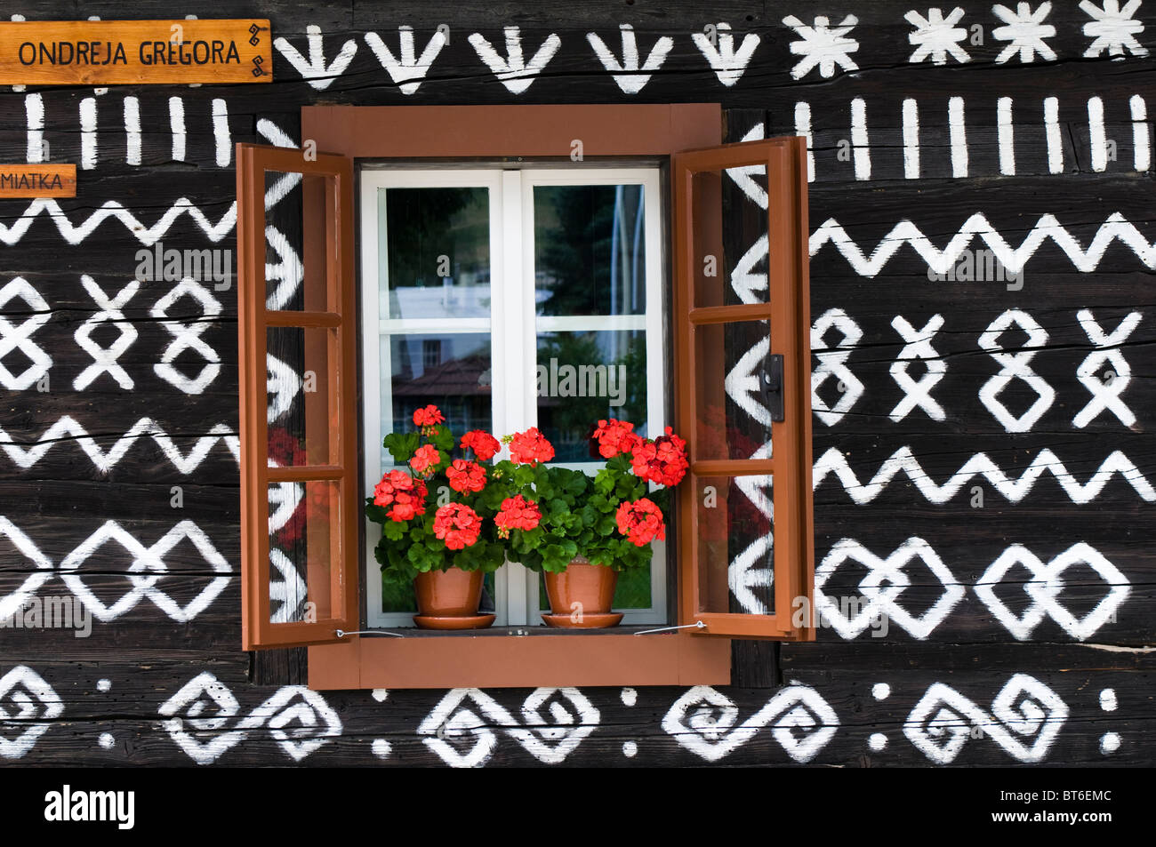 Fenêtre d'une maison traditionnelle en bois, Čičmany, Slovaquie Banque D'Images