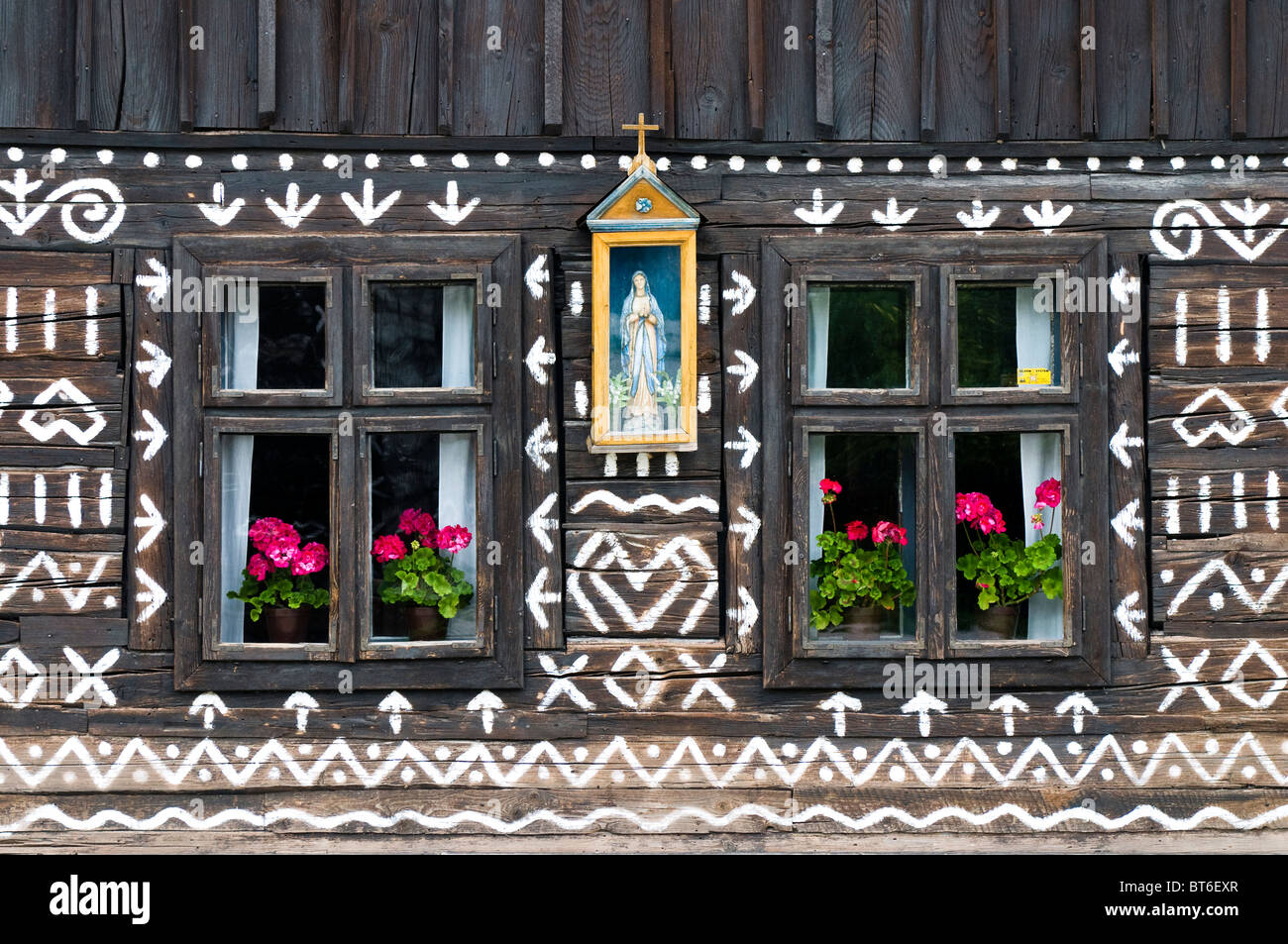 Fenêtre d'une maison traditionnelle en bois, Čičmany, Slovaquie Banque D'Images