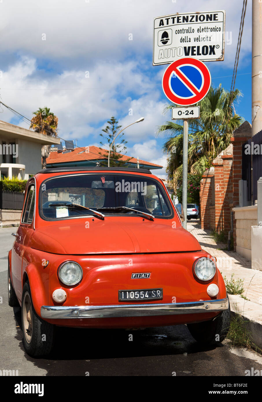 Fiat Cinquecento 500 rouge Topolino en Sicile, Italie Banque D'Images