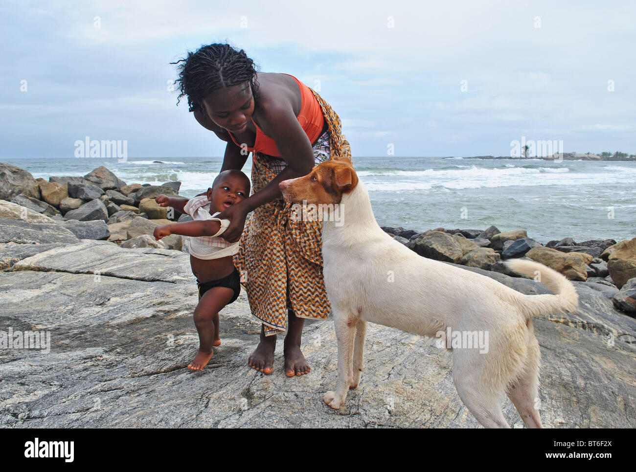 Maman, bébé et chien dans San Pedro, Côte d'Ivoire ...