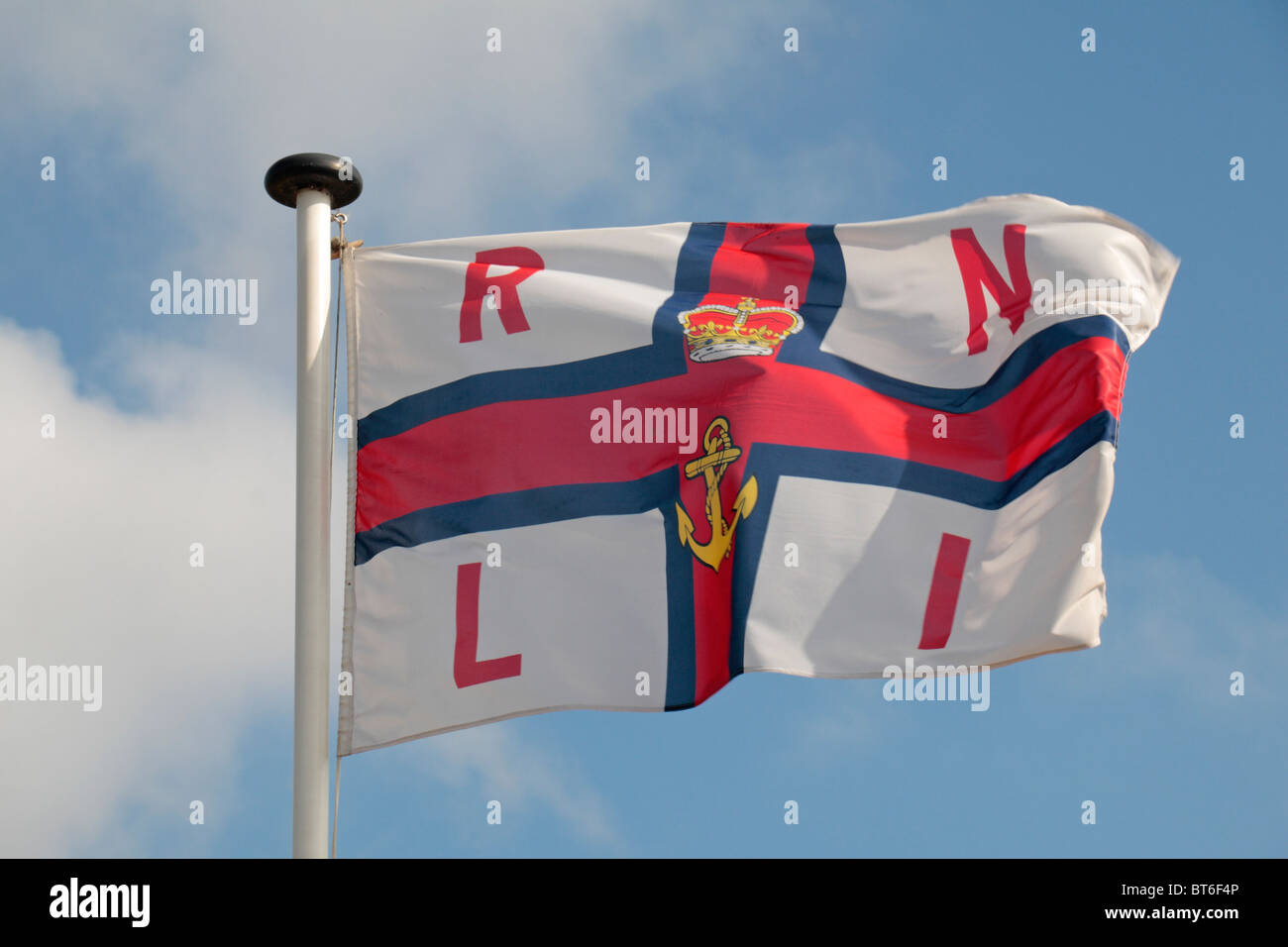 La Royal National Lifeboat Institution drapeau sur le jardin du souvenir au National Memorial Arboretum, Alrewas, UK. Banque D'Images