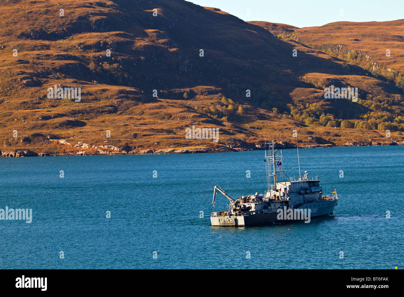 Une image de la Rottweil, un navire de déminage de la marine allemande, sur le Loch Broom près d'Ullapool Banque D'Images