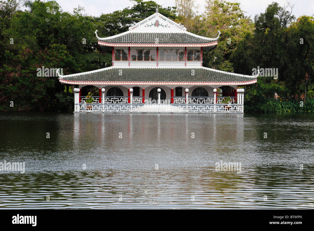 Belle maison traditionnelle thaïlandaise près du lac de Bangkok, Thaïlande, septembre 2010 Banque D'Images