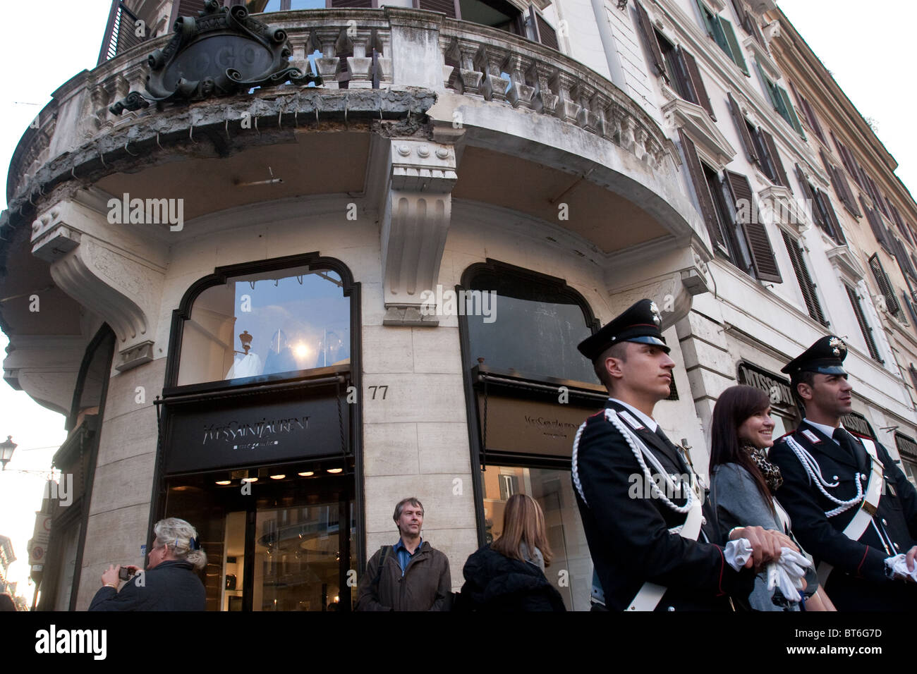 Yves Saint Laurent boutique Rome place d'Espagne fashion store shopping via Condotti street policiers posent des carabinieri en photo Banque D'Images
