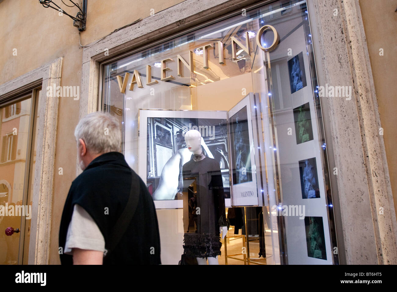 Via dei Condotti Rome boutique magasin Valentino fashion store street shop accessoires entrée fenêtre Banque D'Images