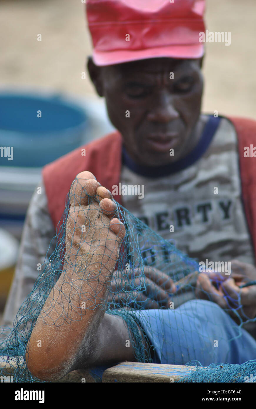 Fisherman mending filets dans Sassandra, Côte d'Ivoire, Afrique de l'Ouest Banque D'Images