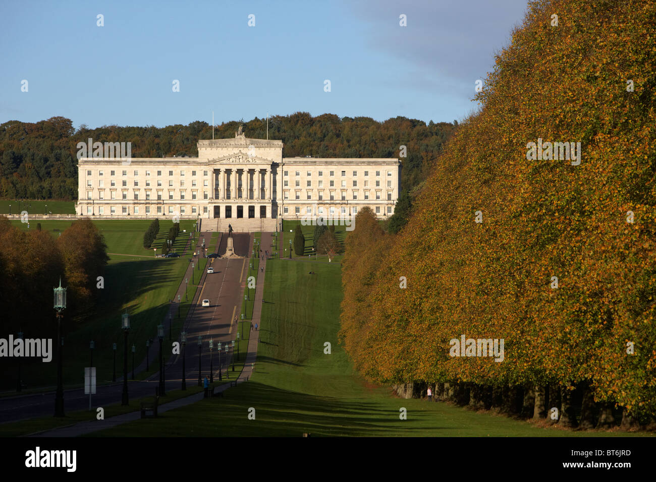 Les arbres d'automne de façon prince de Galles à l'Irlande du Nord Belfast stormont édifices du parlement d'Irlande du Nord uk Banque D'Images