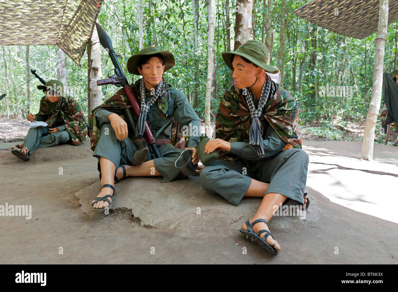 Affichage de mannequins Viet Cong typique de vêtements de combat, d'armes et d'équipement. Complexe Tunnel de Cu Chi, Ho Chi Minh City, Vietnam Banque D'Images