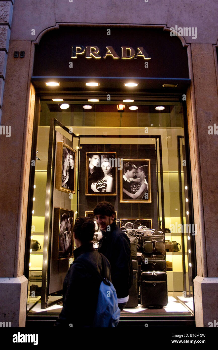 Boutique de mode Prada entrée fenêtre dans la via dei Condotti Rome Italie  Photo Stock - Alamy