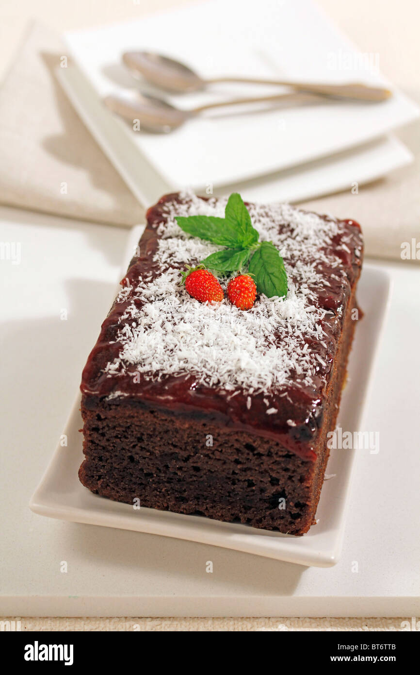 Gâteau au chocolat avec des fraises confiture. Recette disponible Banque D'Images