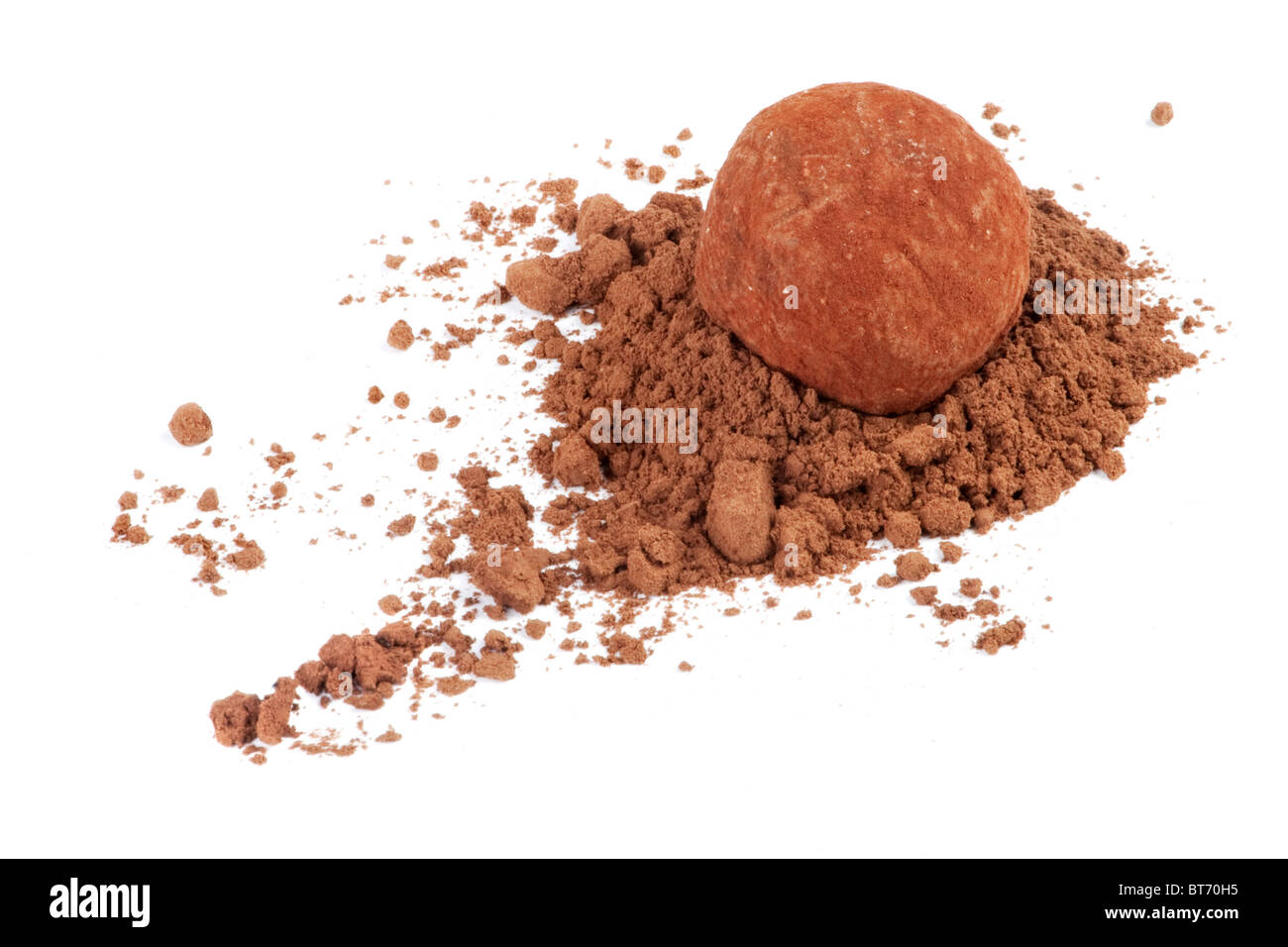 Bonbons truffe au chocolat en poudre de cacao isolated on white Banque D'Images