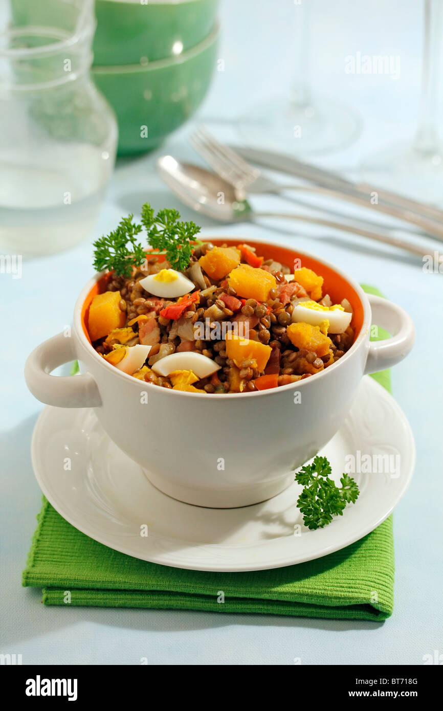 Des lentilles avec des citrouilles. L'étape par étape : PP432Y-PP435B-PP4366-PP436J Banque D'Images