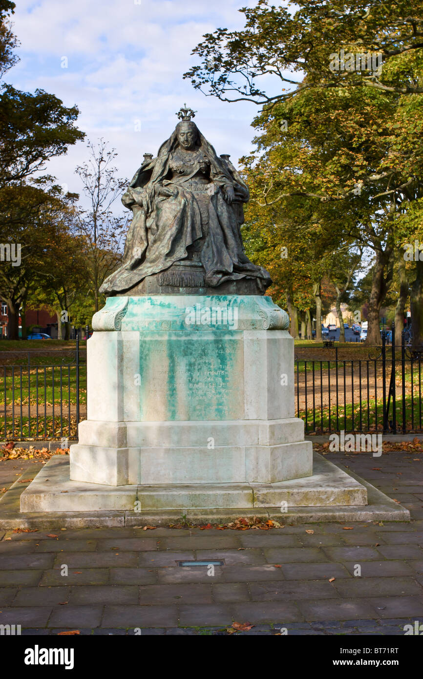 Près de la Statue de la reine Victoria War Memorial de Tynemouth, Angleterre du Nord-Est. Banque D'Images