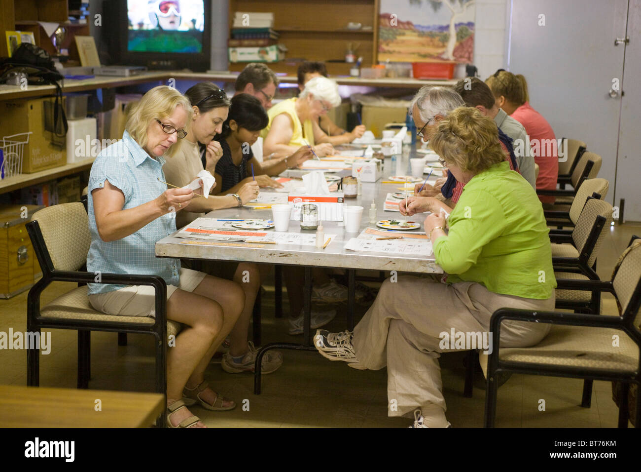 Groupe d'apprendre à peindre dans le style des autochtones en Outback Lodge près d'Alice Springs Australie Banque D'Images