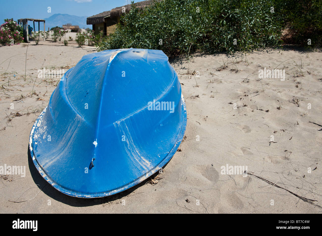 Jusqu'tourné ancien bleu bateau sur la plage de Patara, près de Kalkan en Turquie Banque D'Images