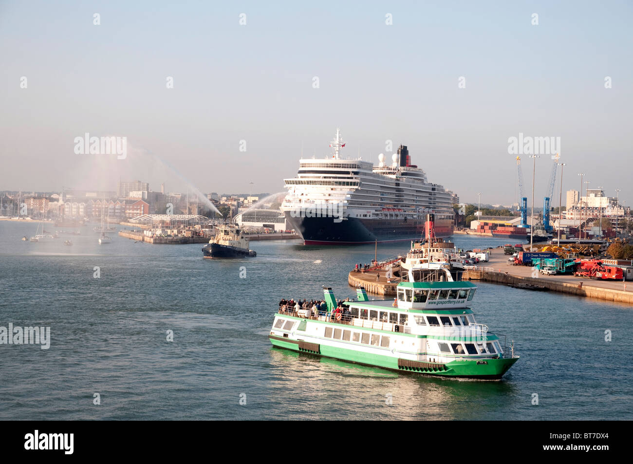 La reine Elizabeth 2010 pour son voyage inaugural quittant Southampton Banque D'Images