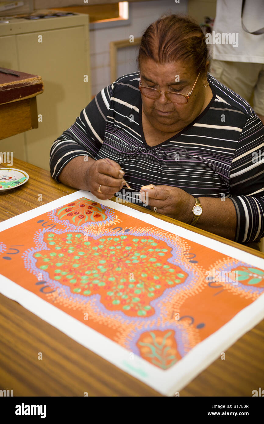 L'artiste autochtone de Outback Lodge près d'Alice Springs Australie Banque D'Images
