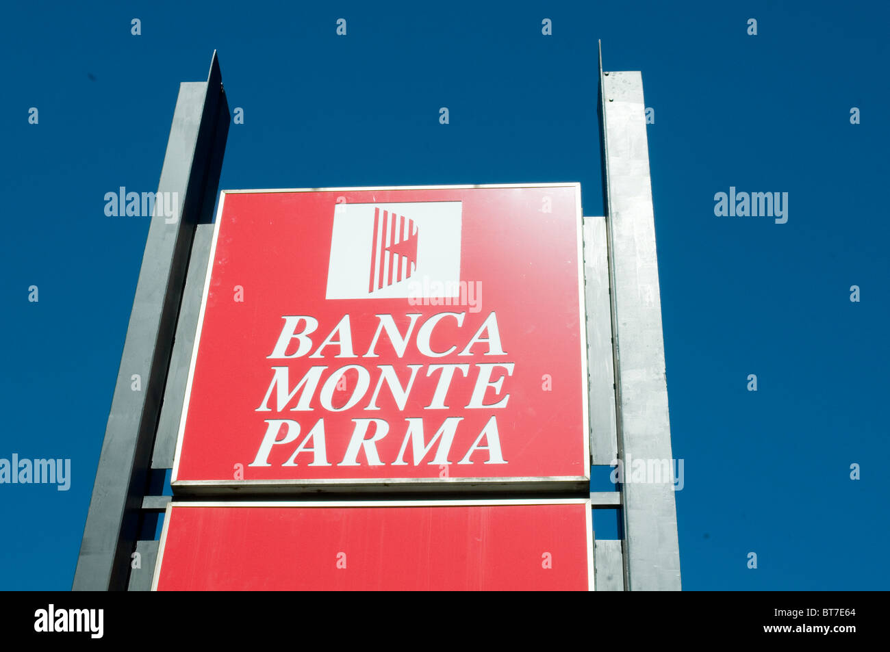 La Banca Monte Parma signe bancomat Banque européenne régionale europe bancaire banques highstreet Banque D'Images