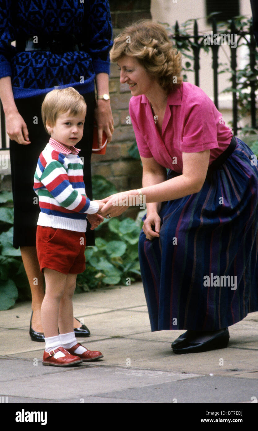 Le Prince William rencontra Mme Mynors Montessory lors de son premier jour à l'école maternelle le 24 septembre 1985. Il est arrivé avec le prince Charles et Diana. Photo de DAVID BAGNALL Banque D'Images