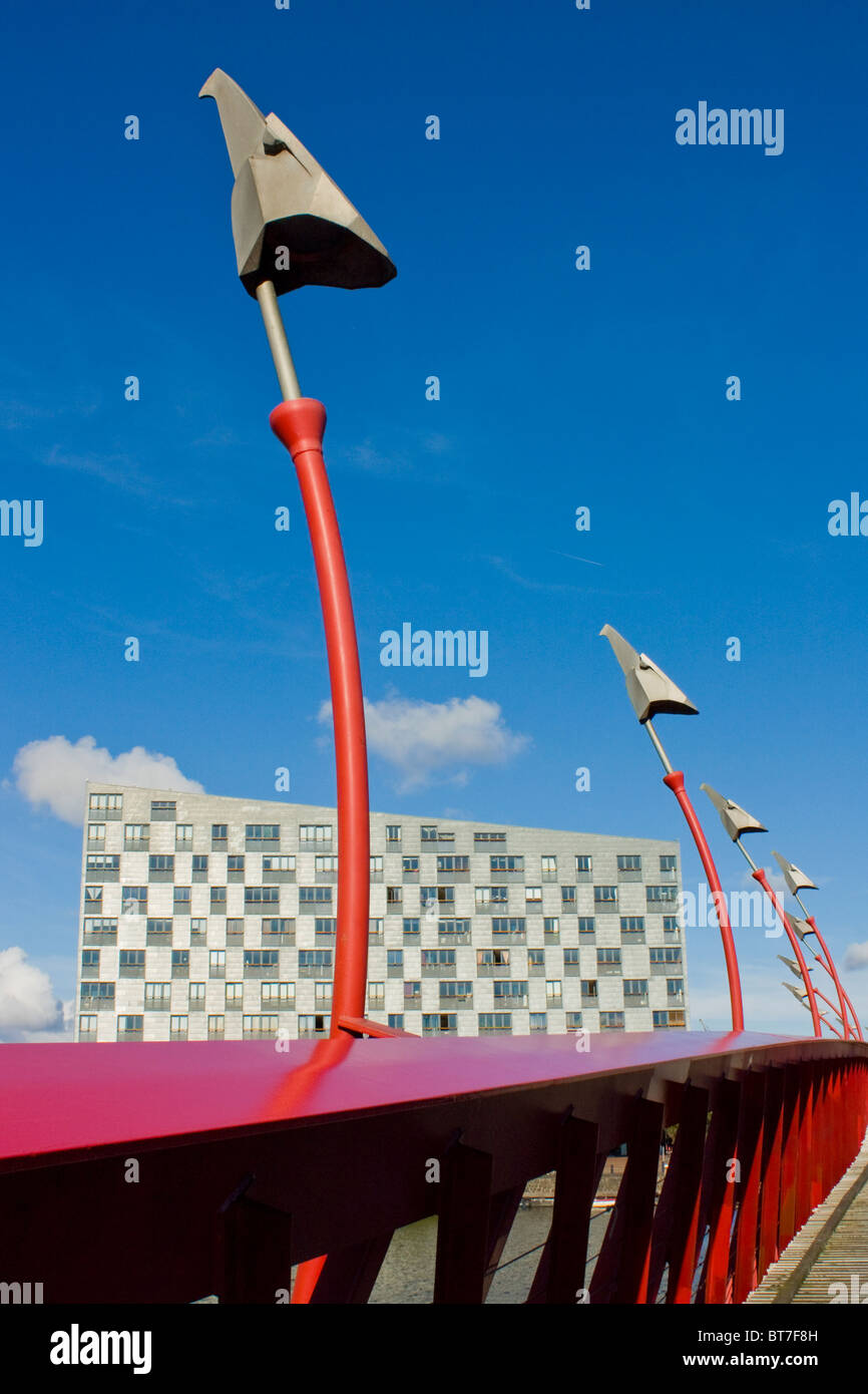 L'architecture moderne. Red Steel bridge à Amsterdam, Eastern Docklands Sfinx building en arrière-plan, par Frits van Dongen Banque D'Images