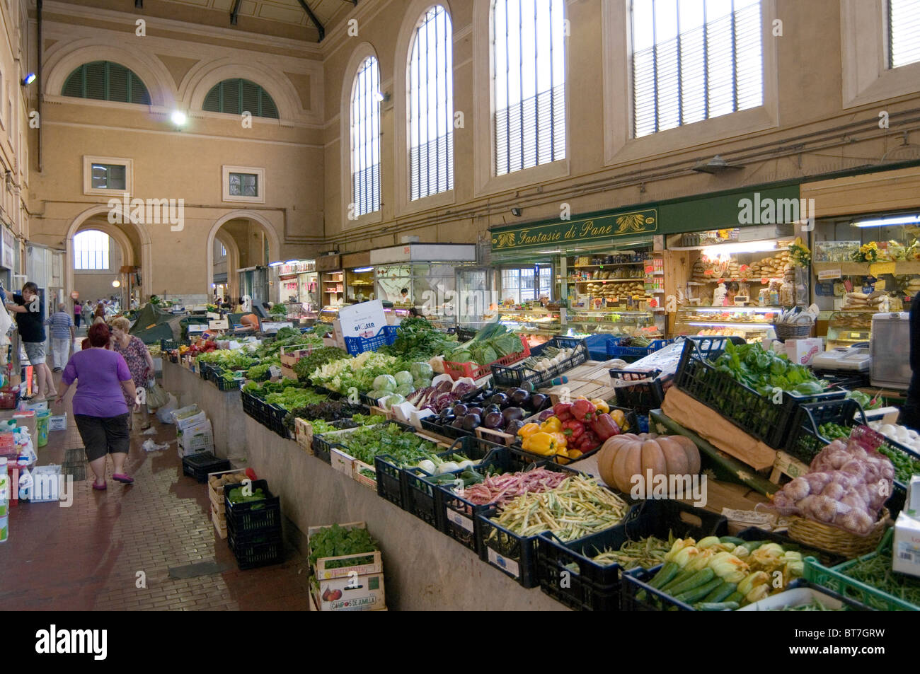 Marché alimentaire intérieur italie marchés italiens cale à Liverno traders Banque D'Images