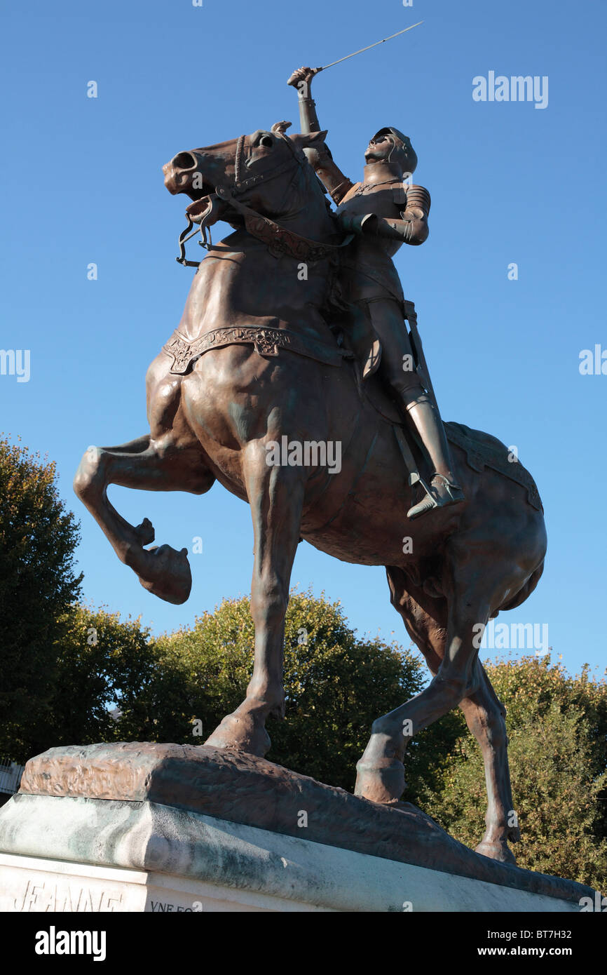 Statue en bronze de Jeanne d'Arc à Blois, France Photo Stock Alamy