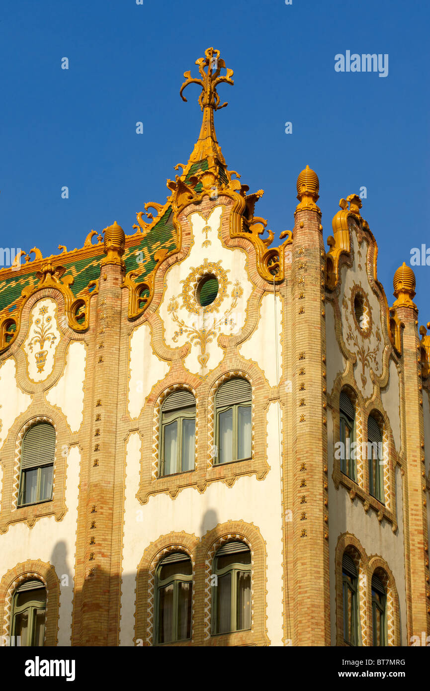 L'une après l'édifice de la Banque d'épargne postale (Postatakarékpénztár) conçu par Ödön Lechner. Budapest, Hongrie Banque D'Images