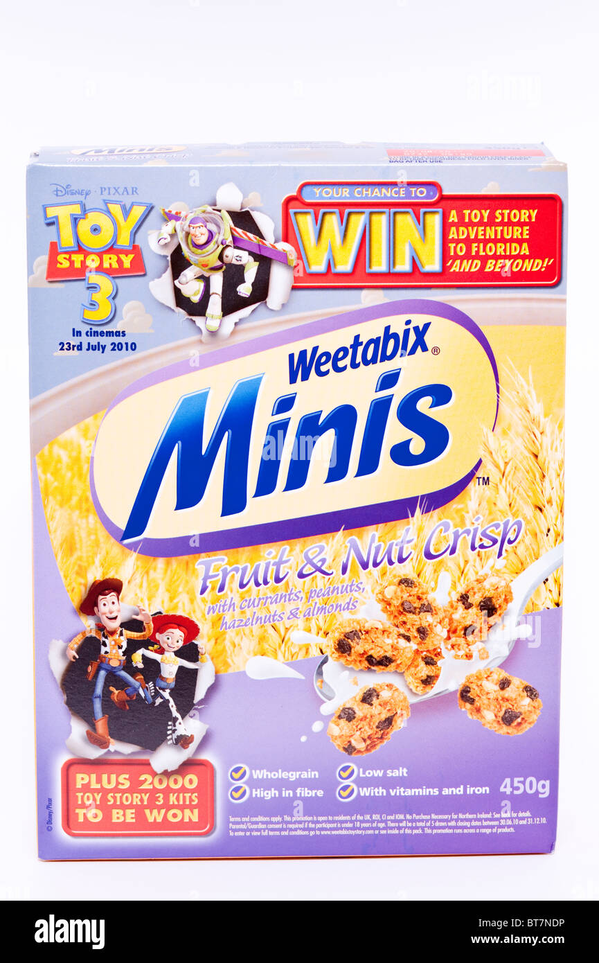 Un portrait photo d'une boîte de céréales pour petit déjeuner Weetabix minis pour les enfants sur un fond blanc. Banque D'Images