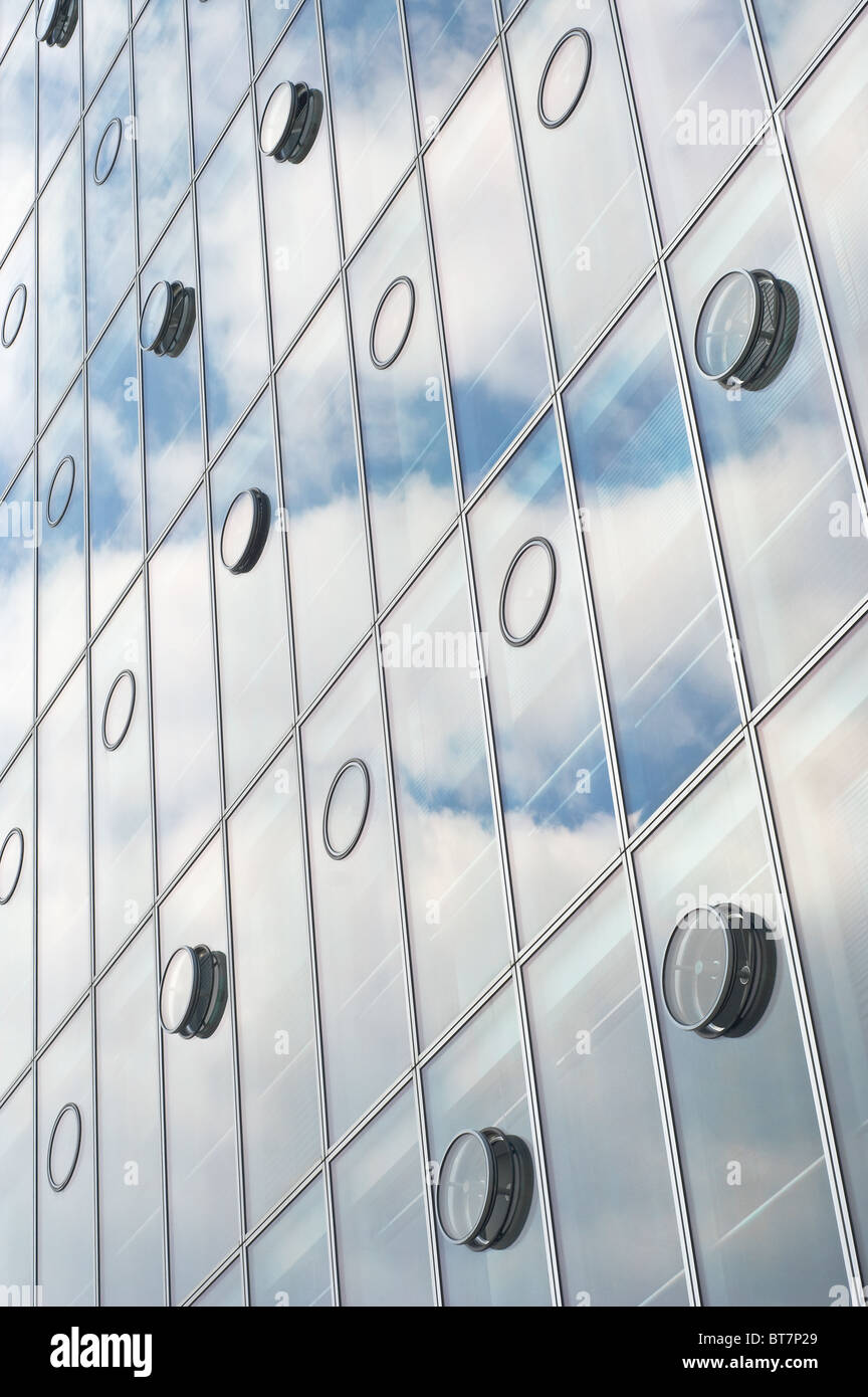 L'architecture contemporaine avec Sky et réflexions Cloud Banque D'Images