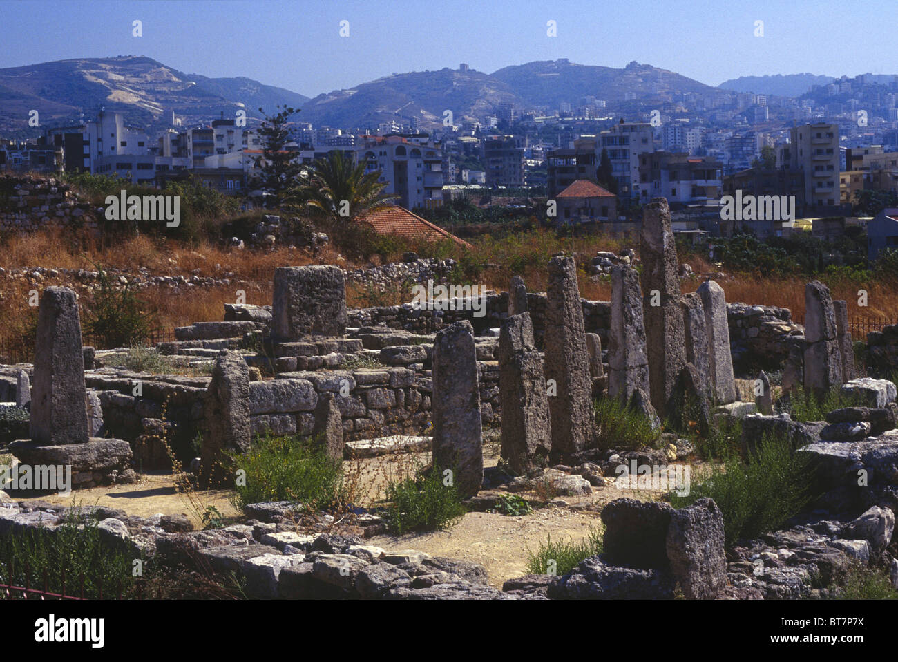 Byblos Liban le Temple de l'est vue d'obélisques de ville moderne Banque D'Images