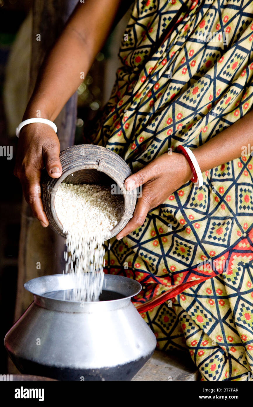 Femme indienne se prépare à faire cuire le dîner Banque D'Images