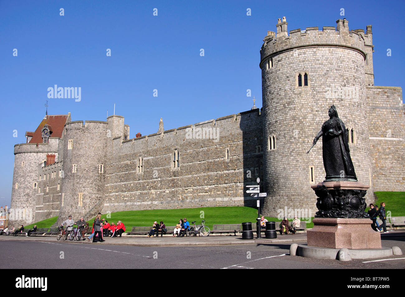 Statue de la reine Victoria à l'extérieur des murs du château de Windsor, Windsor, Berkshire, Angleterre, Royaume-Uni Banque D'Images
