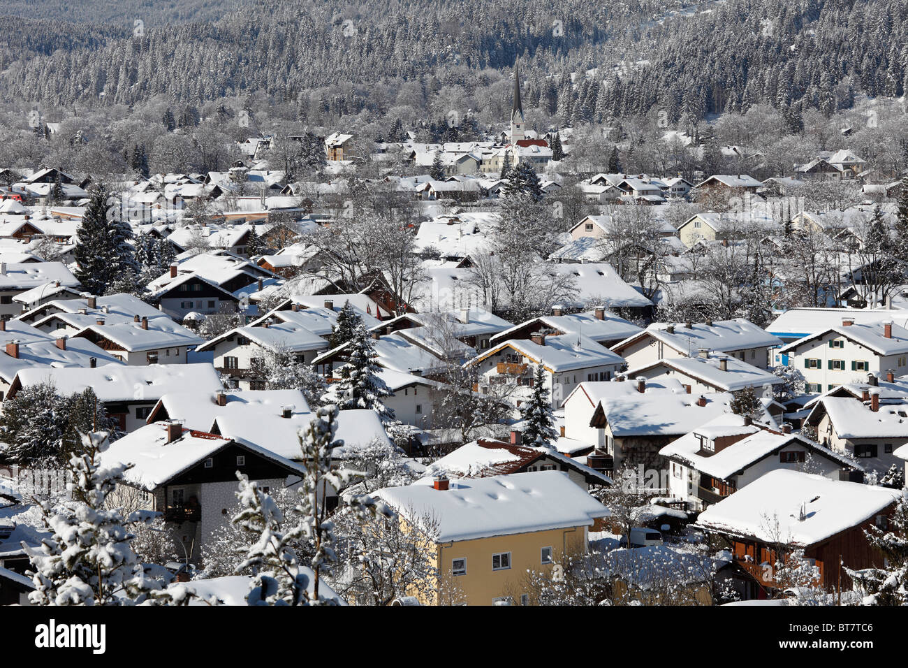 Vue sur un hiver Garmisch-Partenkirchen, Werdenfelser Land, Upper Bavaria, Bavaria, Germany, Europe Banque D'Images