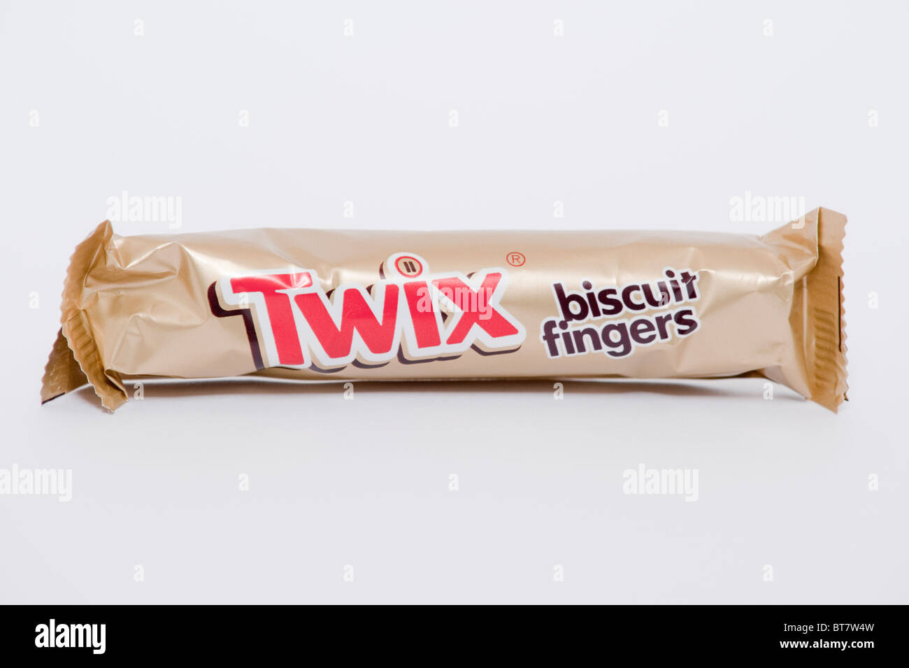Un portrait photo d'un snack-bar chocolat TWIX taille sur un fond blanc. Banque D'Images