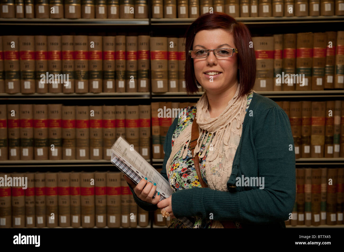 Une première année de premier cycle féminin étudiante en droit à la bibliothèque de l'Université d'Aberystwyth, Pays de Galles, Royaume-Uni Banque D'Images