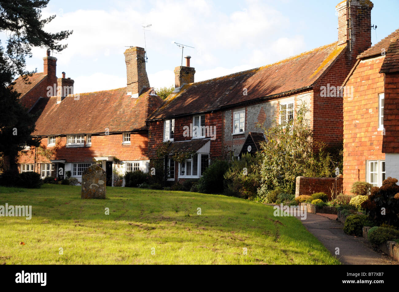 Une photo-carte postale rangée de chalets sur le bord de l'enclos paroissial à Hailsham, East Sussex. UK Banque D'Images