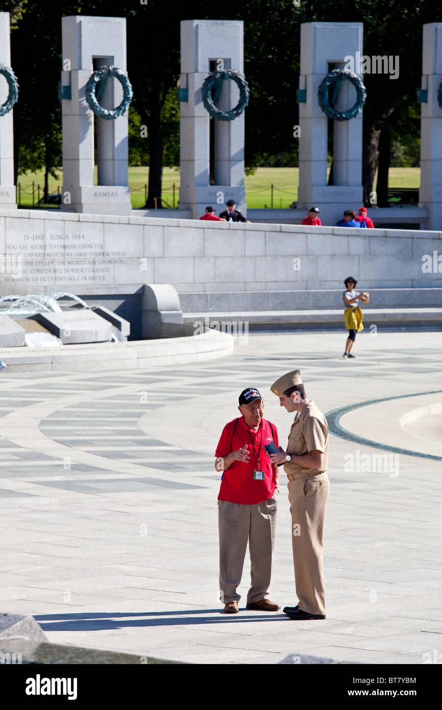 Parler aux anciens combattants, militaires en service actif WWII National Memorial sur le National Mall à Washington DC Banque D'Images