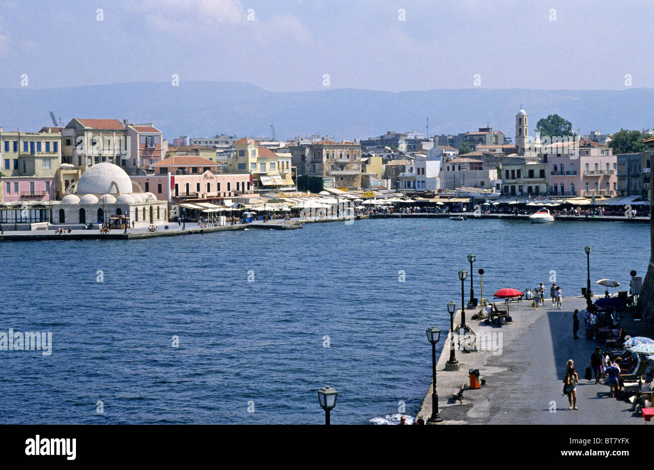 Restaurants le port de Chania en Crète. Banque D'Images