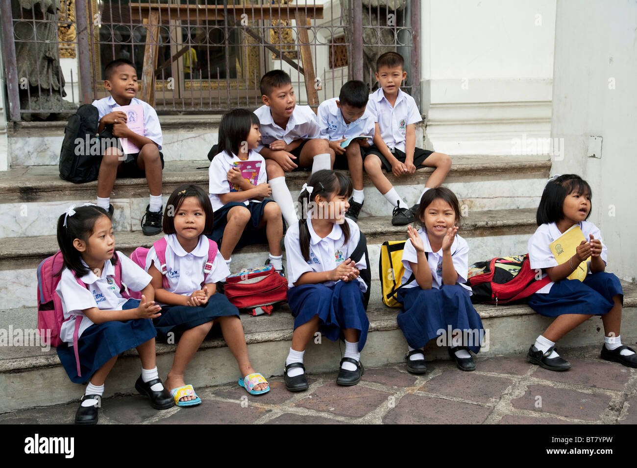 Les étudiants de l'Wat Pho à Bangkok en Thaïlande Banque D'Images