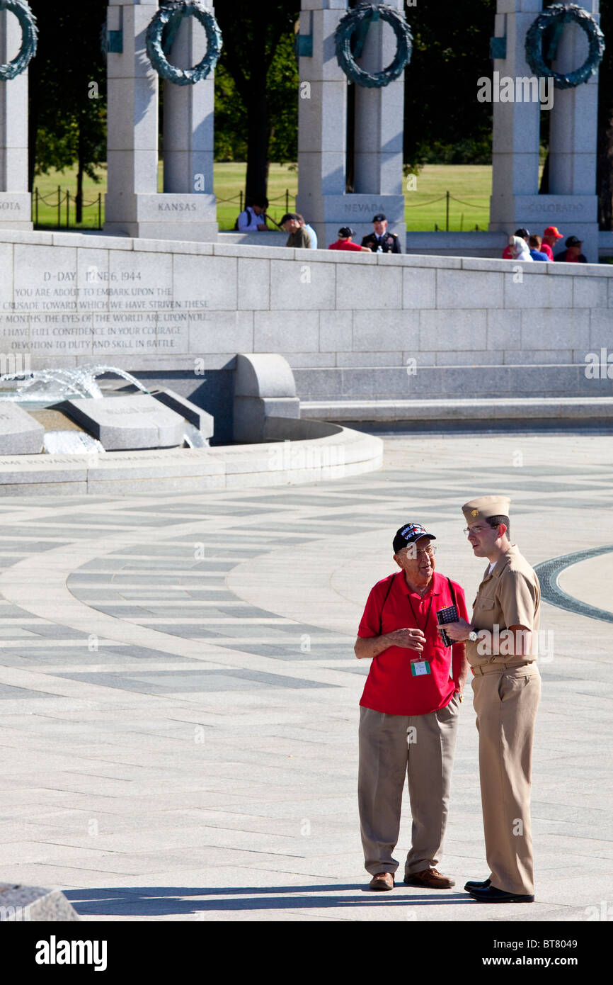 Parler aux anciens combattants, militaires en service actif WWII National Memorial sur le National Mall à Washington DC Banque D'Images