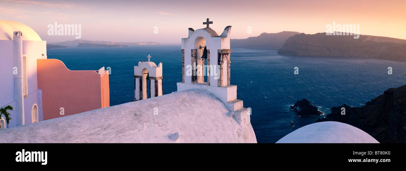 Dôme de l'église et les clochers Oia Santorini Cyclades Grèce dans la lumière du soir Banque D'Images